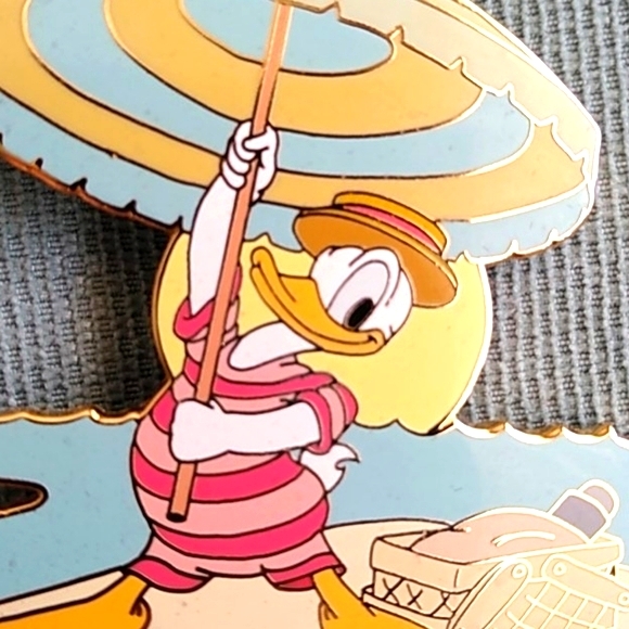 DISNEY AUCTION DONALD PIN - Picture 2 of 5